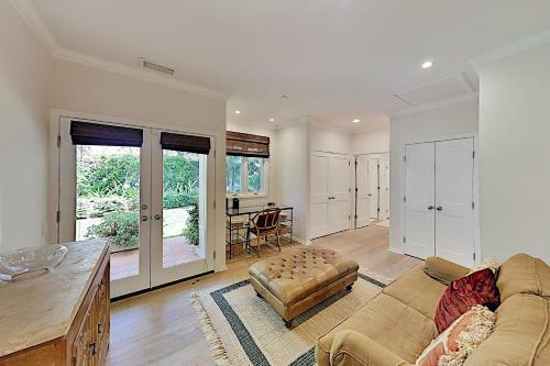 Walk To Beach! All-suite Retreat With Private Spa Home