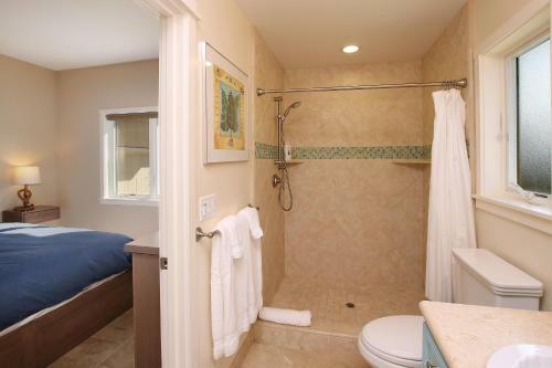 New Listing! Modern Beach House With Hot Tub Home