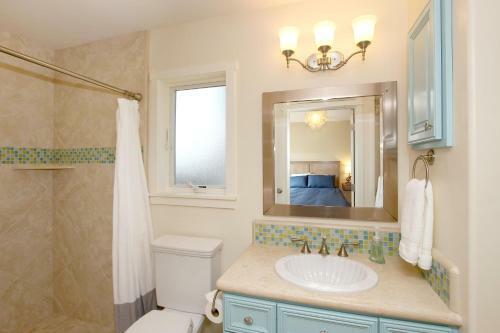 New Listing! Modern Beach House With Hot Tub Home