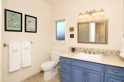 New Listing! Modern Beach House With Hot Tub Home