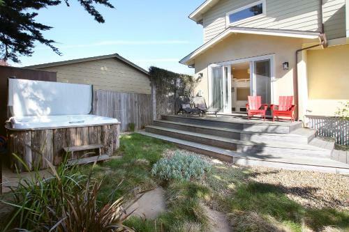 New Listing! Modern Beach House With Hot Tub Home