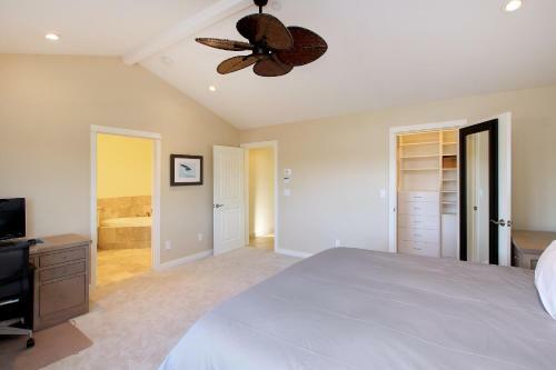 New Listing! Modern Beach House With Hot Tub Home