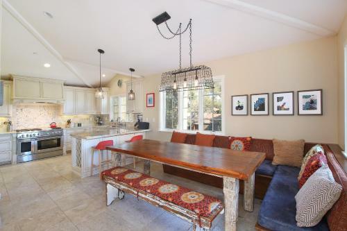 New Listing! Modern Beach House With Hot Tub Home