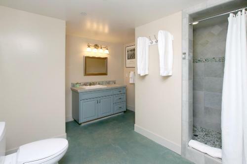 New Listing! Modern Beach House With Hot Tub Home