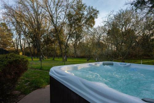 Mockingjay - Peaceful Ranch Home W Sauna, Spa & Pool
