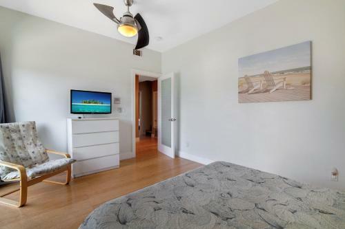 Ocean-view Oasis With Rooftop Deck - Steps To Beach Home