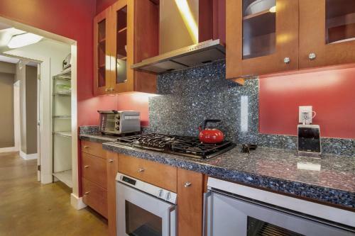 Ocean-view Oasis With Rooftop Deck - Steps To Beach Home