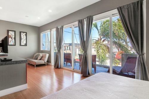 Ocean-view Oasis With Rooftop Deck - Steps To Beach Home