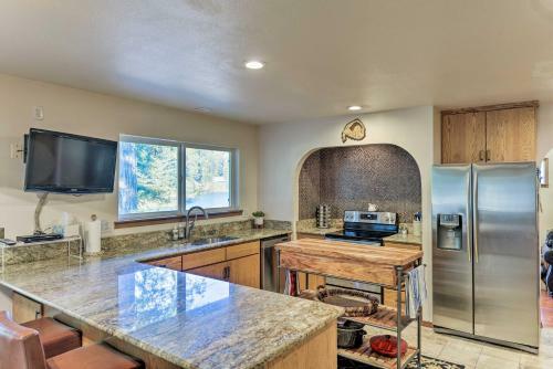 Crescent City Home With Deck - 15 Mins To Beach