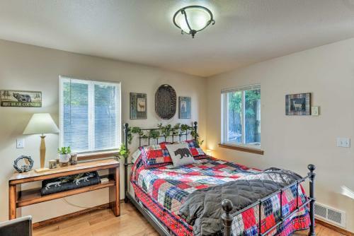 Crescent City Home With Deck - 15 Mins To Beach