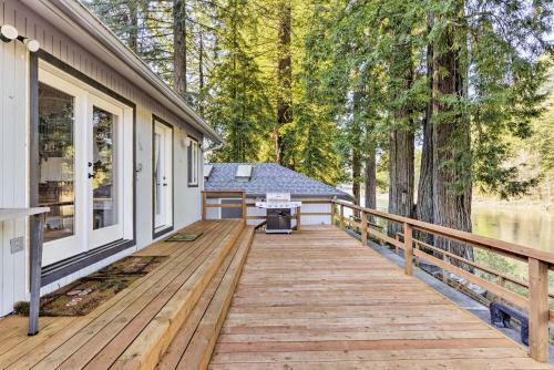 Crescent City Home With Deck - 15 Mins To Beach