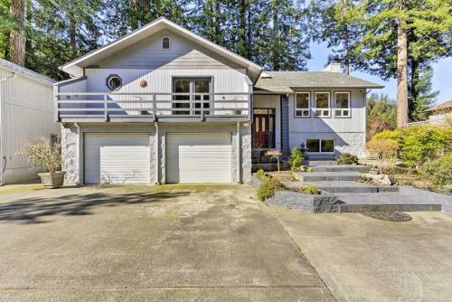 Crescent City Home With Deck - 15 Mins To Beach