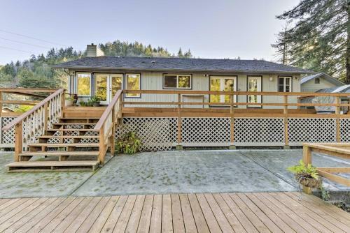 Crescent City Home With Deck - 15 Mins To Beach