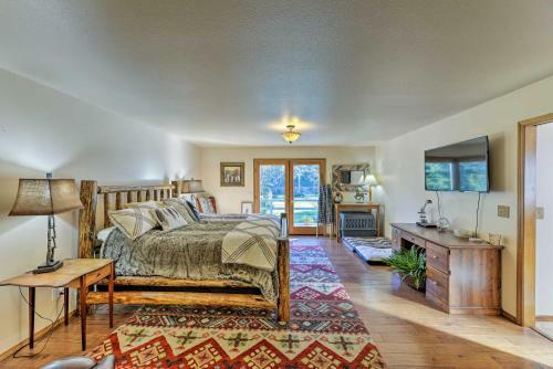 Crescent City Home With Deck - 15 Mins To Beach