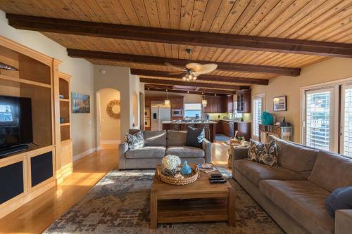 Custom Craftsman Home With Lagoon Pool & Spa Home