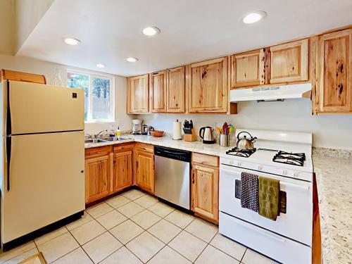 2275 Silver Tip Ave Cabin