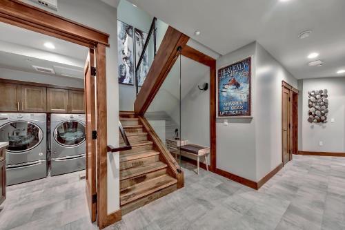 6 Bedroom Luxury Home With Great Location Townhouse