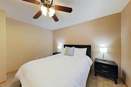 New Listing! Spacious Hideaway With Hot Tub Home