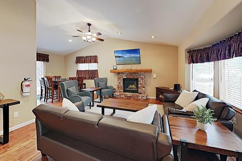 New Listing! Spacious Hideaway With Hot Tub Home