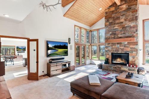 New Listing! Sugar Bear Lodge With Hot Tub Home