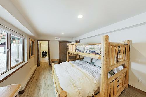 New Listing! Custom Alpine Home With Private Hot Tub Home