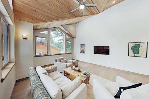 New Listing! Custom Alpine Home With Private Hot Tub Home