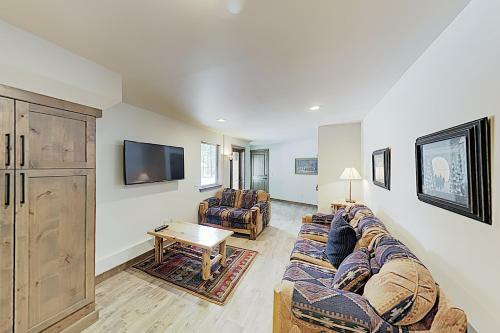 New Listing! Custom Alpine Home With Private Hot Tub Home