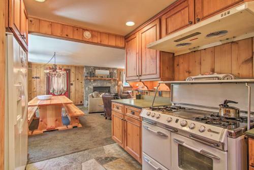 Inviting Lake Tahoe Escape With Yard And Fireplace!