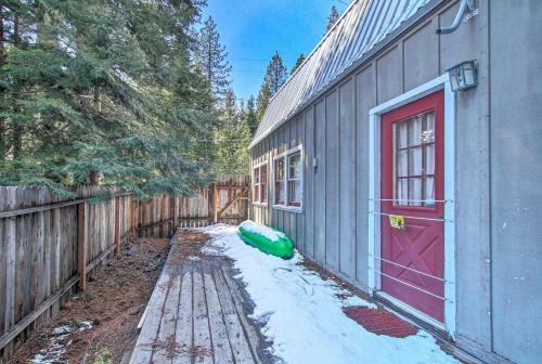 Inviting Lake Tahoe Escape With Yard And Fireplace!