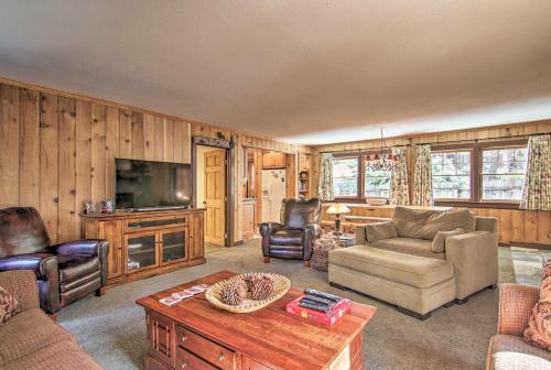 Inviting Lake Tahoe Escape With Yard And Fireplace!