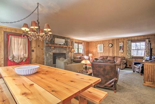Inviting Lake Tahoe Escape With Yard And Fireplace!