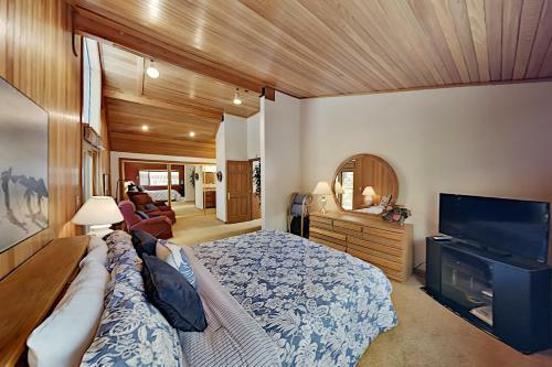 Wooded Getaway With 2 Living Areas & Shuttle Home