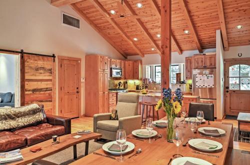 Cozy Truckee And Northstar Cabin With Den And Fireplace!