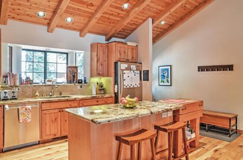 Cozy Truckee And Northstar Cabin With Den And Fireplace!