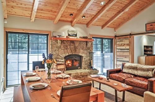 Cozy Truckee And Northstar Cabin With Den And Fireplace!