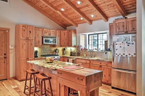Cozy Truckee And Northstar Cabin With Den And Fireplace!