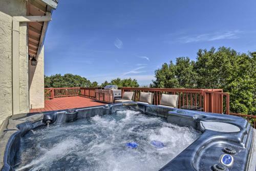 Vallejo Home With Spacious Deck, Hot Tub And Views