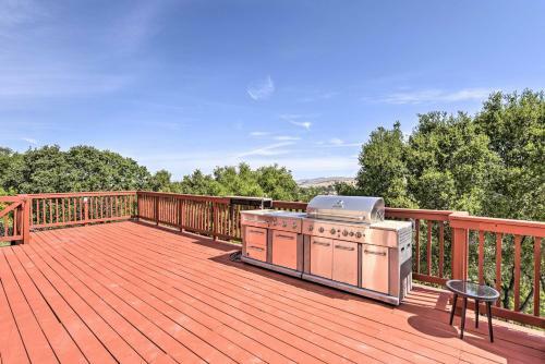 Vallejo Home With Spacious Deck, Hot Tub And Views