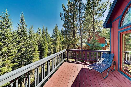 Roomy Forest-view Retreat With Private 2-car Garage Home