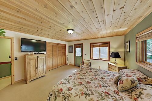 Roomy Forest-view Retreat With Private 2-car Garage Home