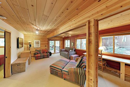 Roomy Forest-view Retreat With Private 2-car Garage Home