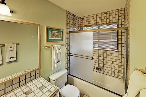 Roomy Forest-view Retreat With Private 2-car Garage Home