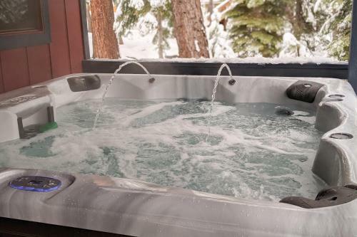 Roomy Forest-view Retreat With Private 2-car Garage Home