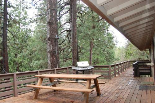 99 Yosemite Mountain Lodge