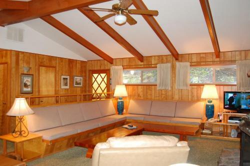 99 Yosemite Mountain Lodge