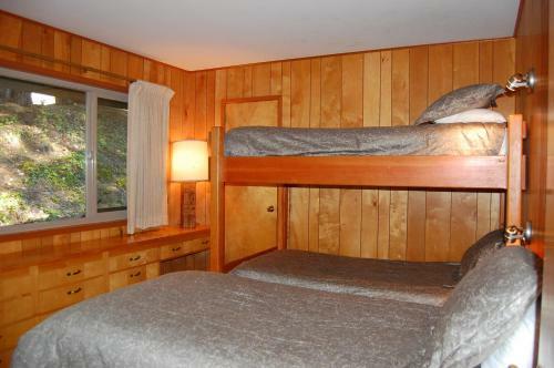 99 Yosemite Mountain Lodge