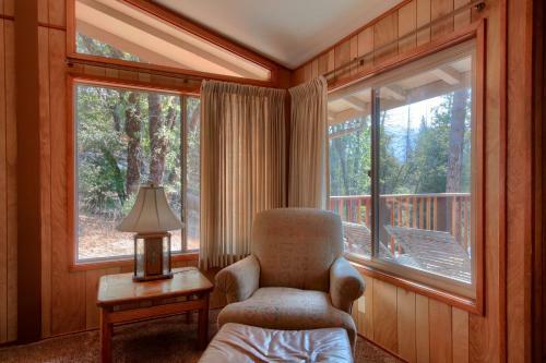99 Yosemite Mountain Lodge