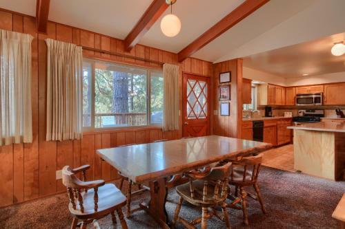 99 Yosemite Mountain Lodge