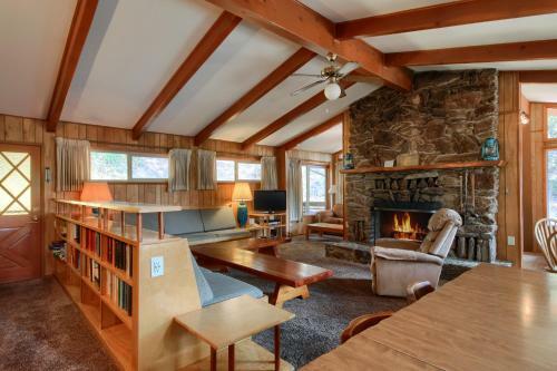 99 Yosemite Mountain Lodge