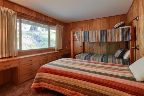 99 Yosemite Mountain Lodge